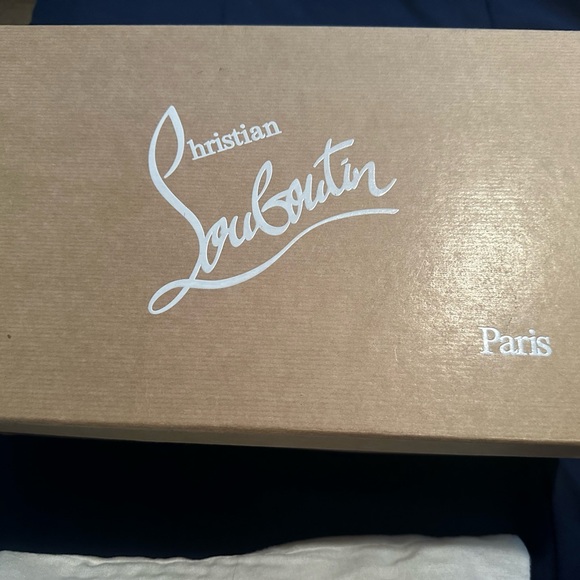 Louis vittion size 13(46) euro clean little ware on them,just sitting in closet - Picture 5 of 5
